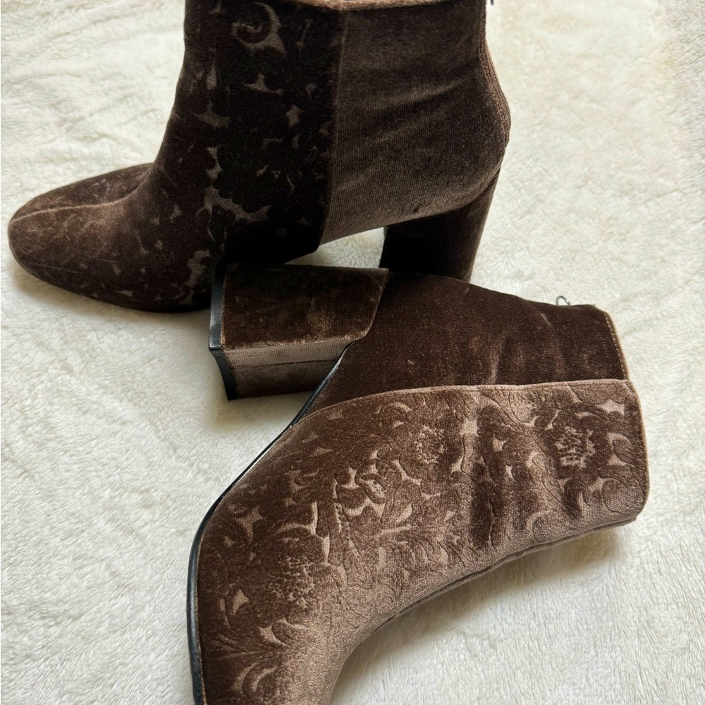 ❤️🥰Velvet Brown Ankle Boots hardly worn.